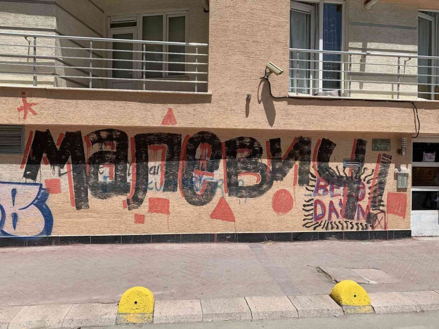 Nerdeyse Bütün Binalarda Aynı Yazı Yazıyor