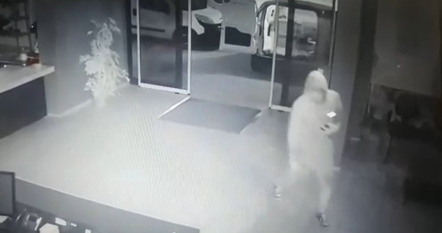 10 Gün Çalıştığı İş Yerinde İçinde 2 Milyonluk Para Ve Ziynet Eşyası Olan Kasayı Çaldı