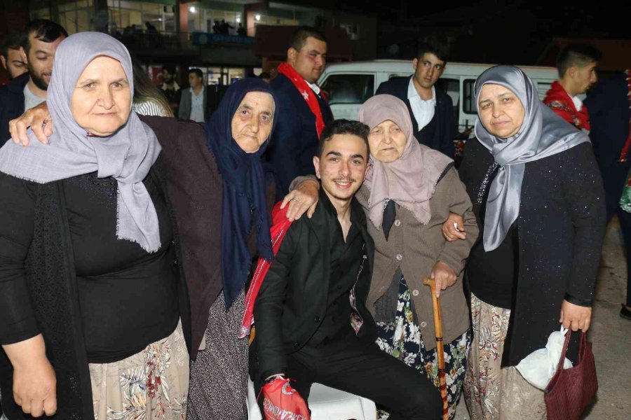 Karaörenli ’kınalı Kuzular’ Askere Uğurlandı