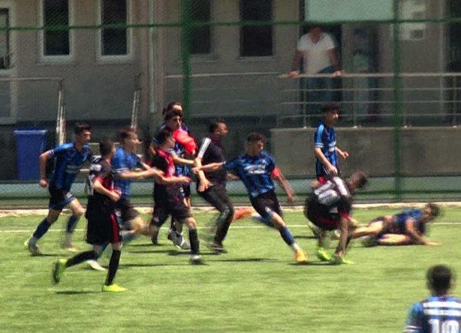 Uçan Tekme Atan Futbolcuya 3 Maç Ceza