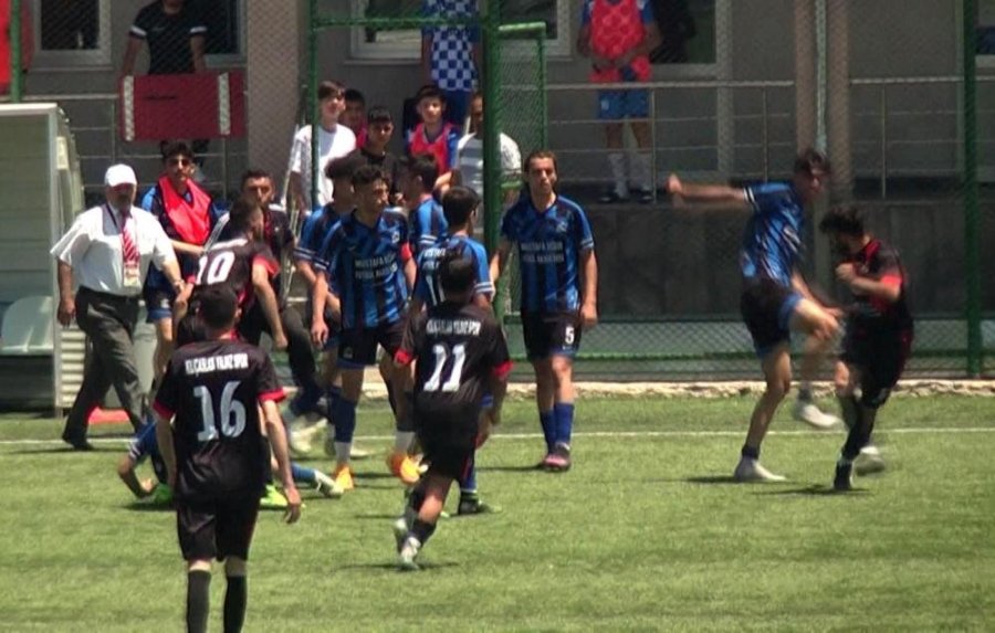 Uçan Tekme Atan Futbolcuya 3 Maç Ceza