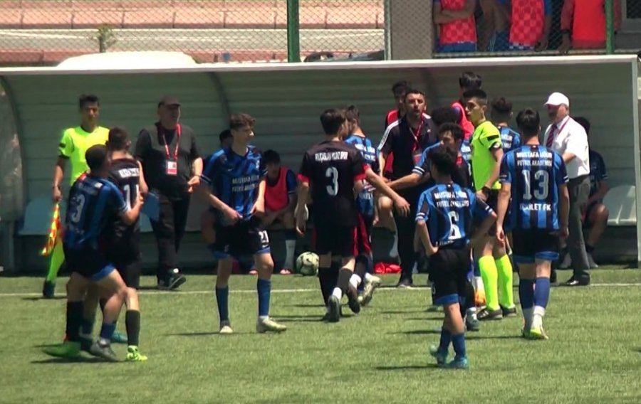 Uçan Tekme Atan Futbolcuya 3 Maç Ceza