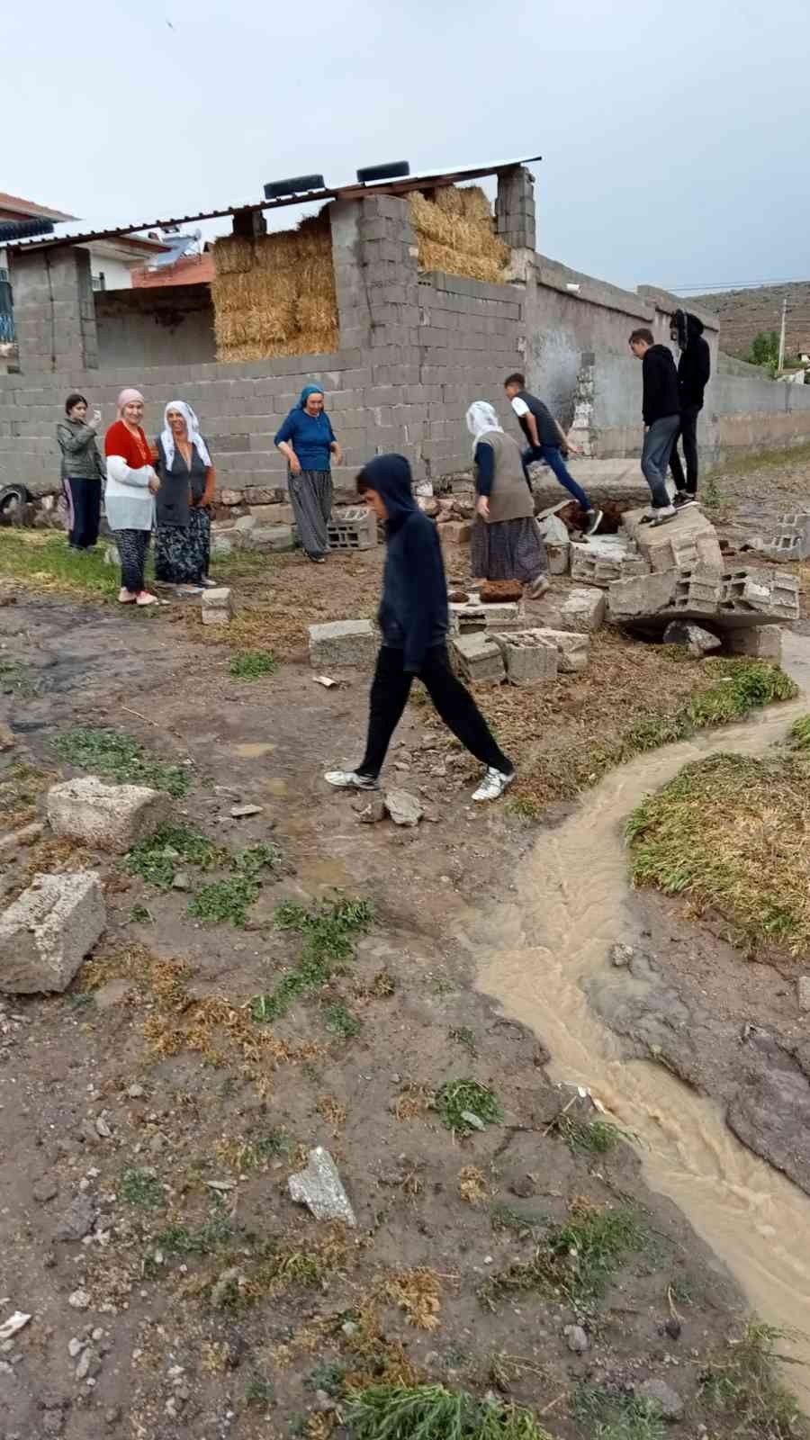 Kayseri’de Şiddetli Yağış Hayatı Olumsuz Etkiledi, Araçlar Yolda Kaldı