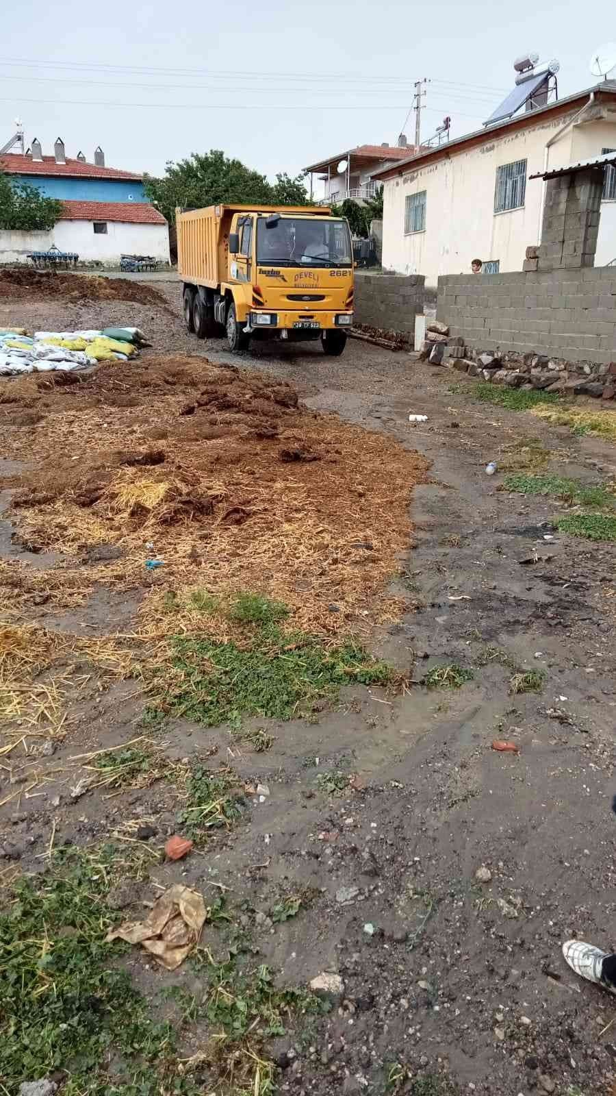 Kayseri’de Şiddetli Yağış Hayatı Olumsuz Etkiledi, Araçlar Yolda Kaldı