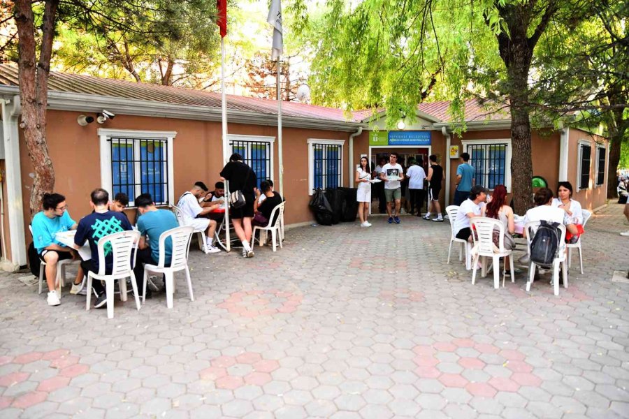 Üniversite Öğrencilerinin Çok Sevdiği Ücretsiz Yemek Hizmeti Devam Ediyor