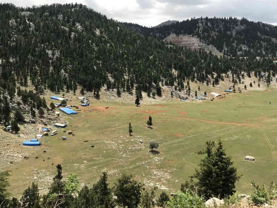Antalya’da Yörüklerin Karla Kaplı Yayla Serüveni Başladı