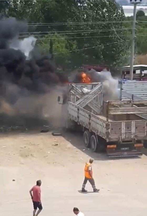 Park Halindeki Kamyon Alev Alev Yandı