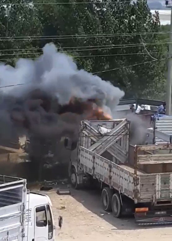 Park Halindeki Kamyon Alev Alev Yandı