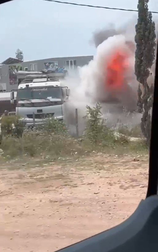Park Halindeki Kamyon Alev Alev Yandı