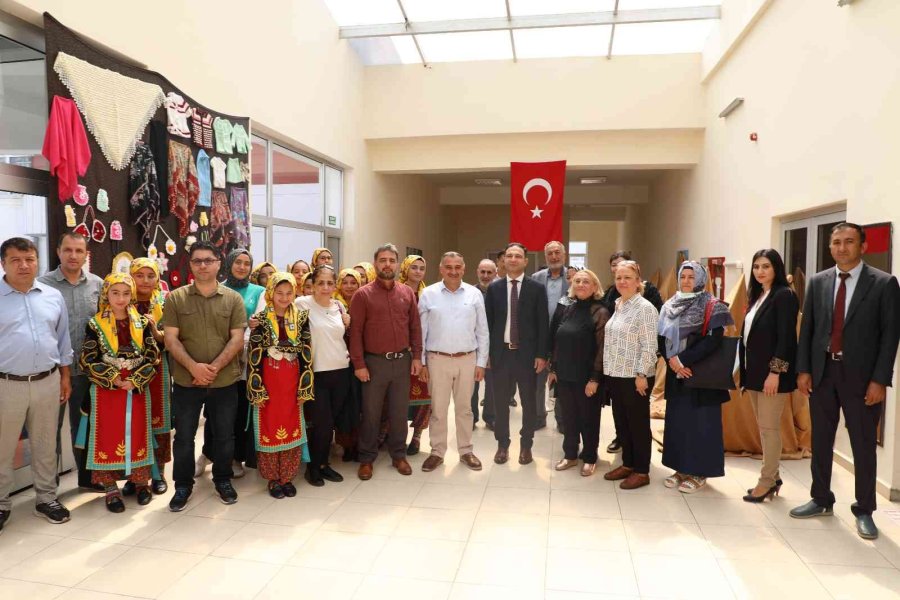 Develi İlçe Protokolü Kyk Kız Yurdu Sergisini Ziyaret Etti