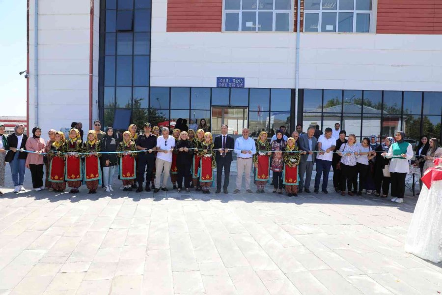 Develi İlçe Protokolü Kyk Kız Yurdu Sergisini Ziyaret Etti