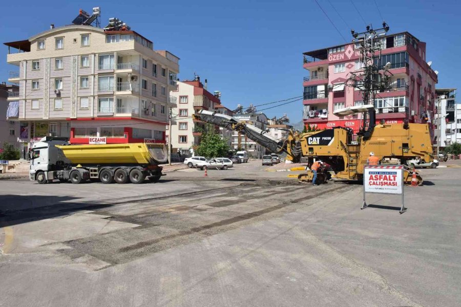Kepez’de Hasar Gören Yollar Düzeltiliyor