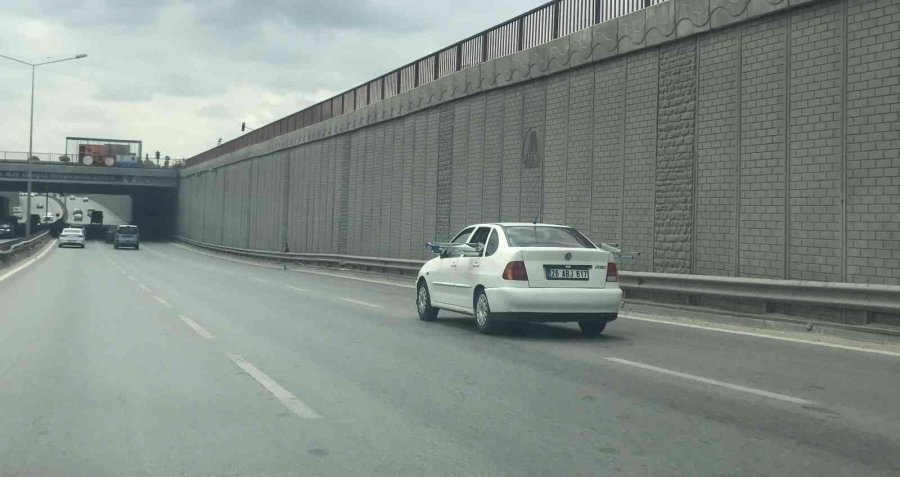 Trafikteki İlginç Anlar Cep Telefonu Kamerasına Yansıdı