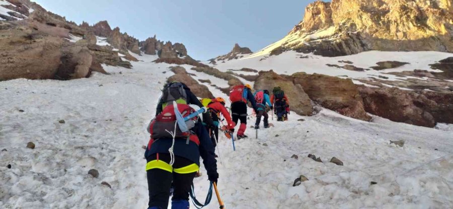 Erciyes Kuzey Buzul Zirve Tırmanışı Başarıyla Gerçekleştirildi