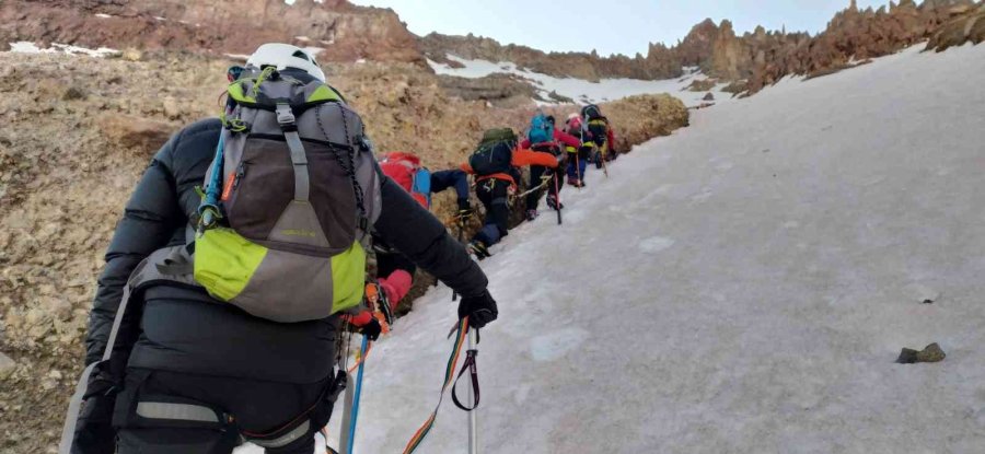 Erciyes Kuzey Buzul Zirve Tırmanışı Başarıyla Gerçekleştirildi