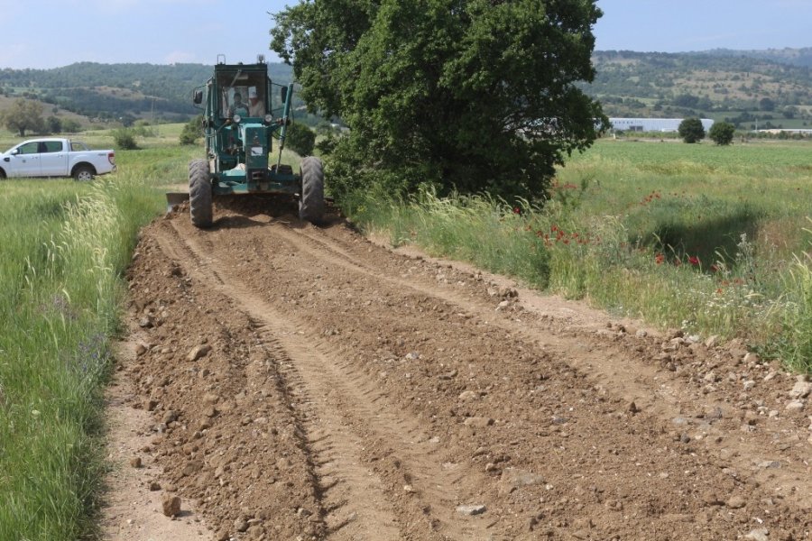 İnönü’de Tarla Yolları Onarılıyor