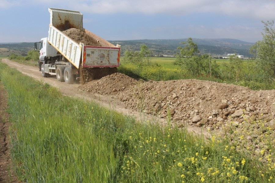 İnönü’de Tarla Yolları Onarılıyor