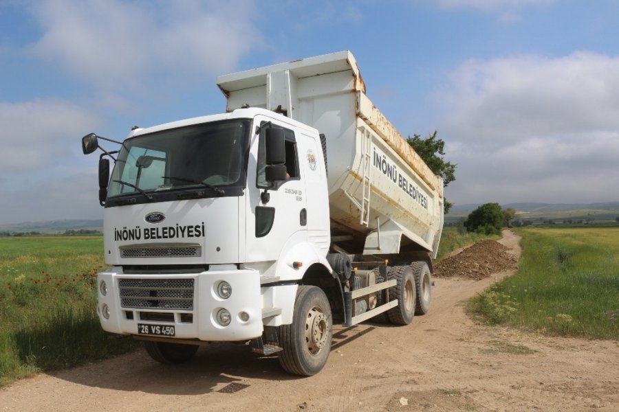 İnönü’de Tarla Yolları Onarılıyor