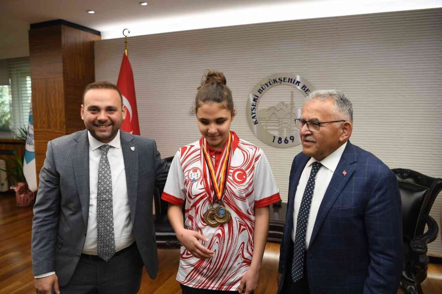Başkan Büyükkılıç, Özel Sporcu Şampiyon Cemre’ye Destek