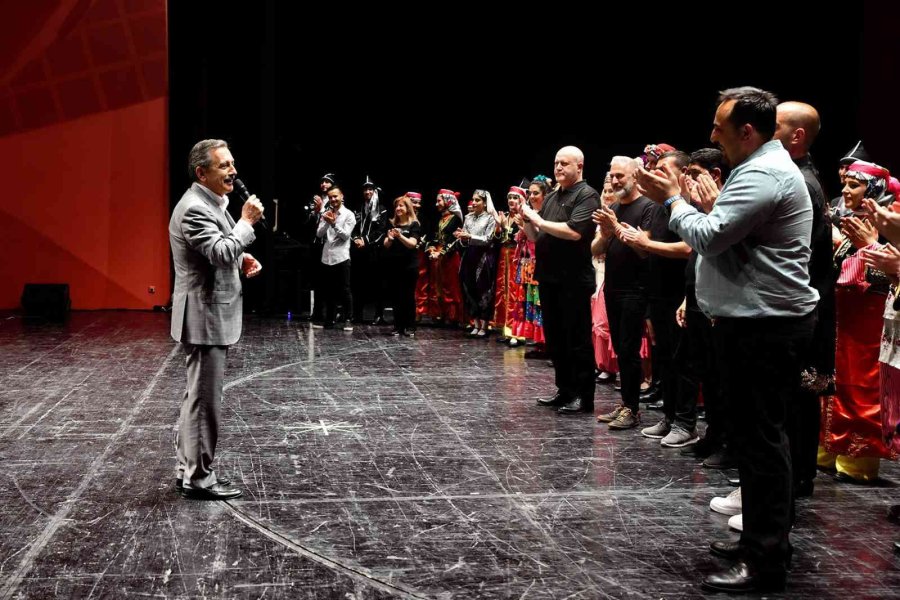 Tepebaşı’nda Yıl Sonu Halk Dansları Gösterisi