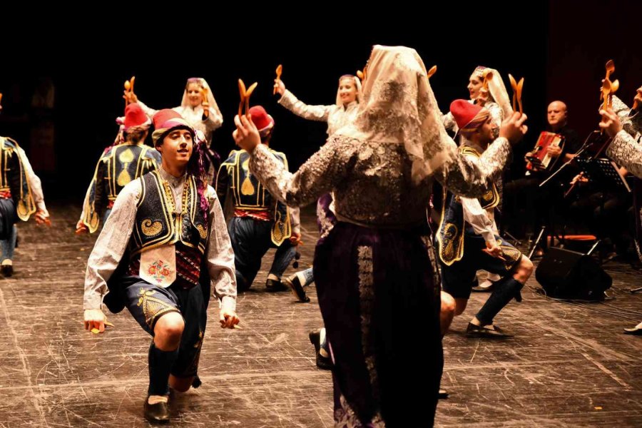 Tepebaşı’nda Yıl Sonu Halk Dansları Gösterisi