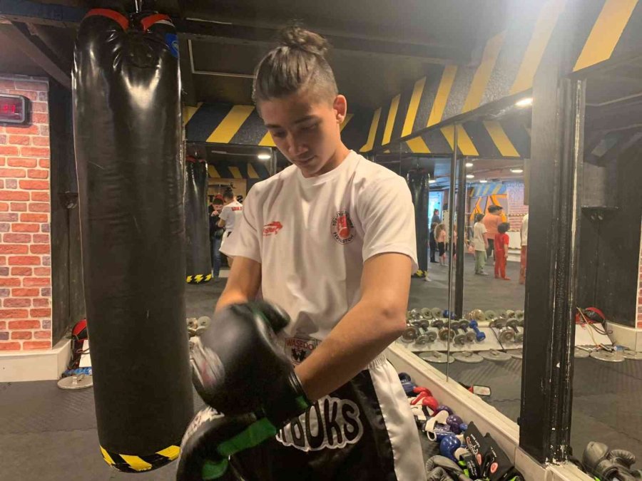 Eskişehirli Genç Kick Boks Şampiyonun Hedefi Milli Takım