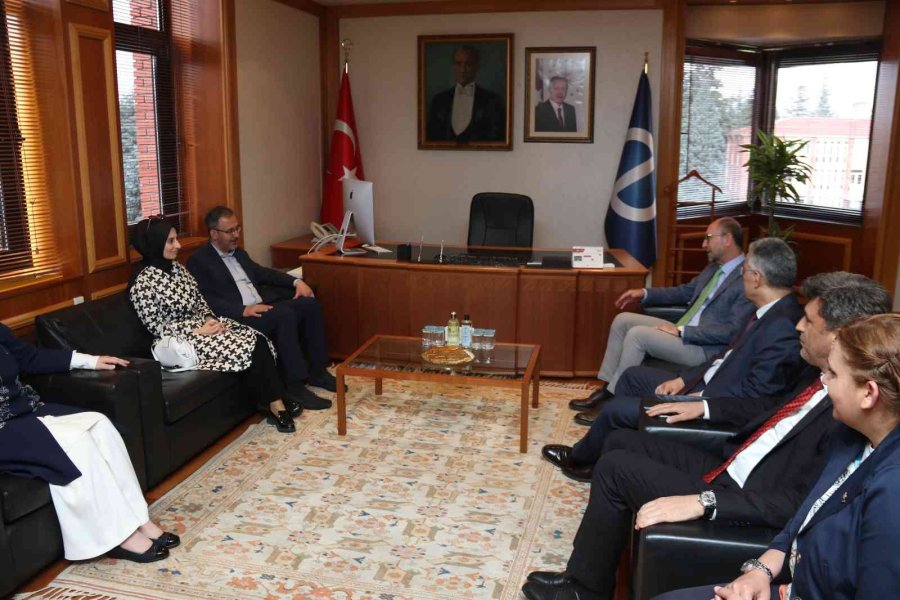 Bakan Kasapoğlu Eskişehir’de Öğrencilerle Buluştu