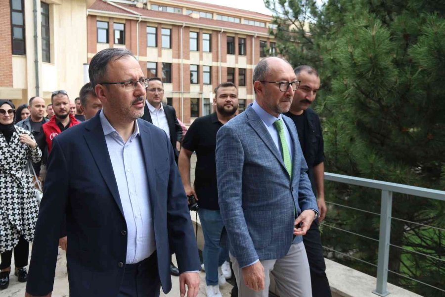 Bakan Kasapoğlu Eskişehir’de Öğrencilerle Buluştu