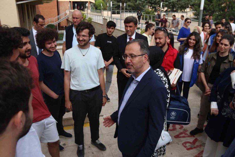 Bakan Kasapoğlu Eskişehir’de Öğrencilerle Buluştu