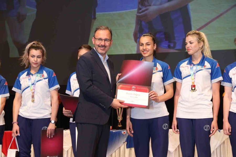 Bakan Kasapoğlu Eskişehir’de Öğrencilerle Buluştu