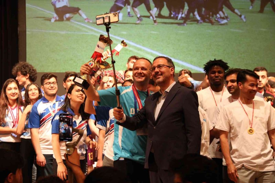 Bakan Kasapoğlu Eskişehir’de Öğrencilerle Buluştu