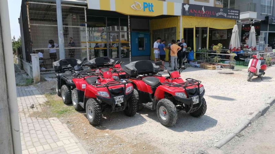 Park Halindeki Minibüse Çarpan Atv Takla Attı, İngiliz Turist Yaralandı