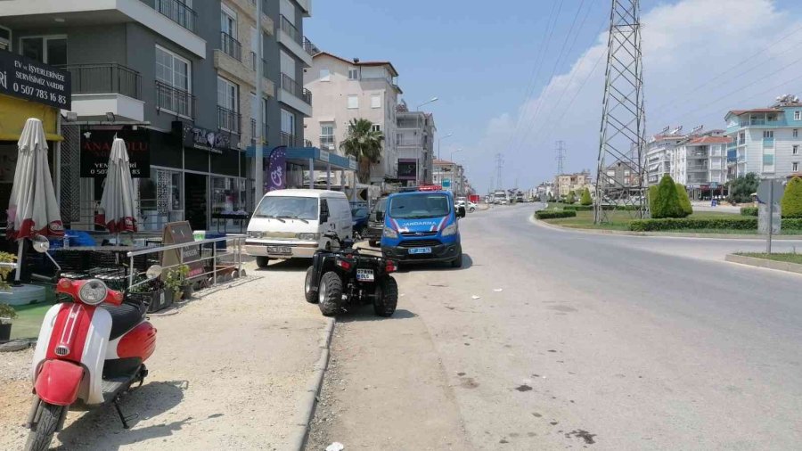 Park Halindeki Minibüse Çarpan Atv Takla Attı, İngiliz Turist Yaralandı