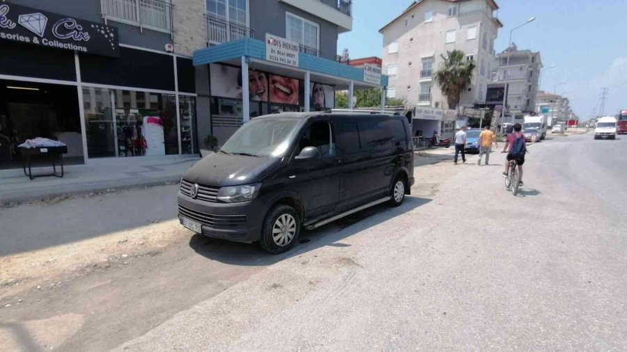 Park Halindeki Minibüse Çarpan Atv Takla Attı, İngiliz Turist Yaralandı