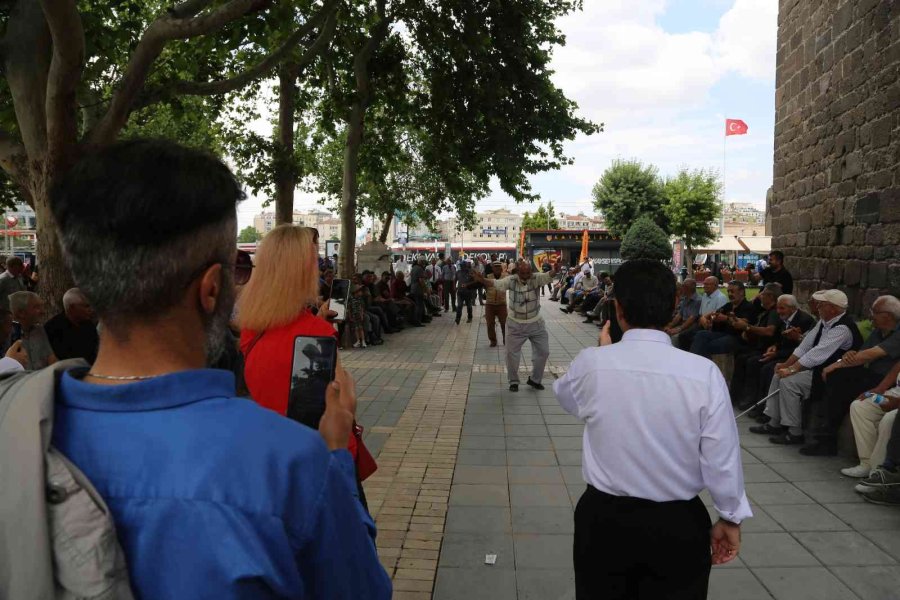 Yaşlılar Meydanda Konser Verdi, Vatandaşlar İlgiyle İzledi