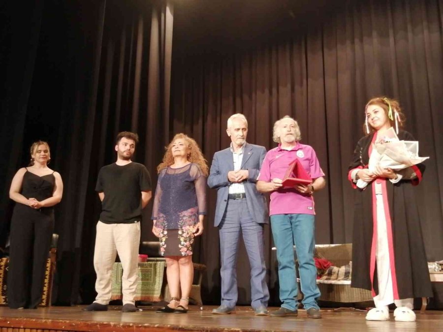 Eskişehir’de ’bizden Bir Aile’ Adlı Komedi Tiyatro Oyunu Sahnelendi