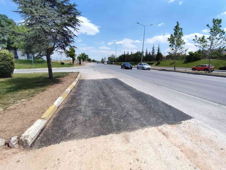 Karayolunun Kenarında Oluşan Esrarengiz Çukur Kapatıldı