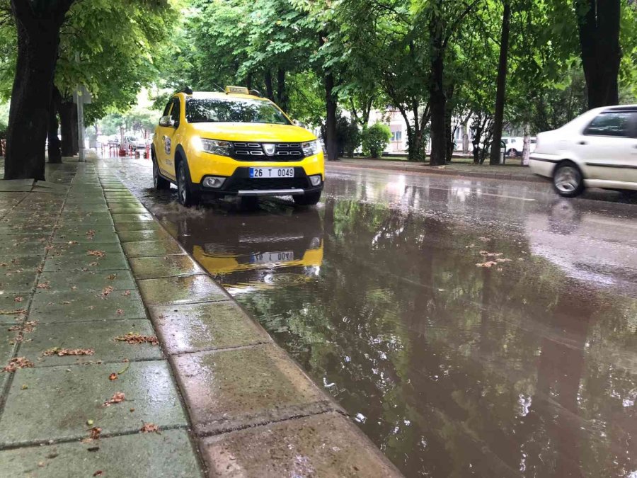 Eskişehir’de Sağanak Yağış Etkili Oldu
