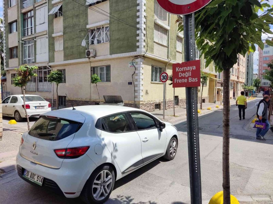 Dört Yol Ağzına Asılan "kornaya Değil Frene Bas" Yazısı Dikkat Çekti
