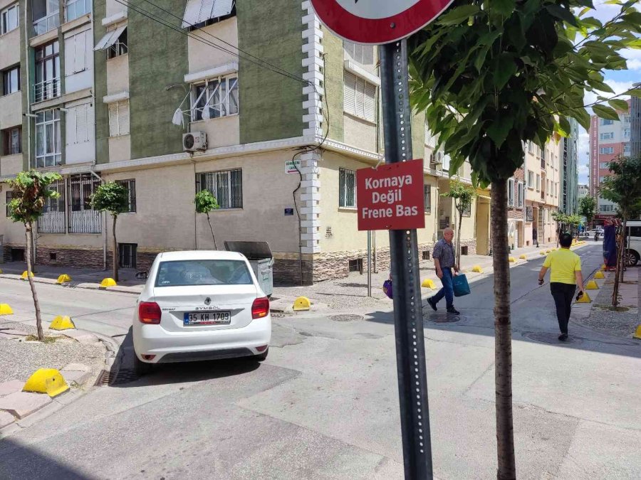Dört Yol Ağzına Asılan "kornaya Değil Frene Bas" Yazısı Dikkat Çekti