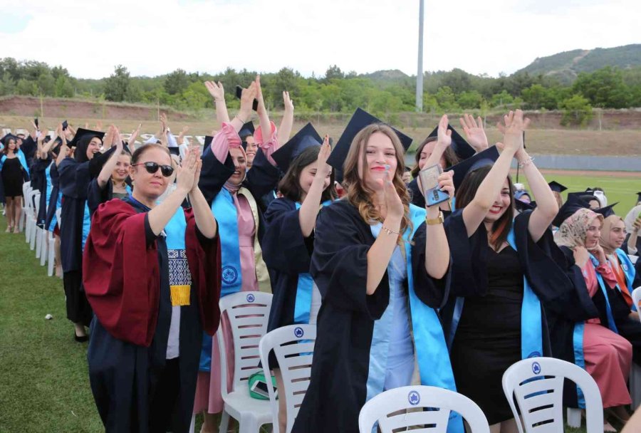 Esogü’de Mezuniyet Coşkusu Devam Ediyor