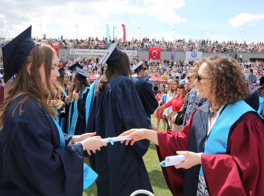 Esogü’de Mezuniyet Coşkusu Devam Ediyor