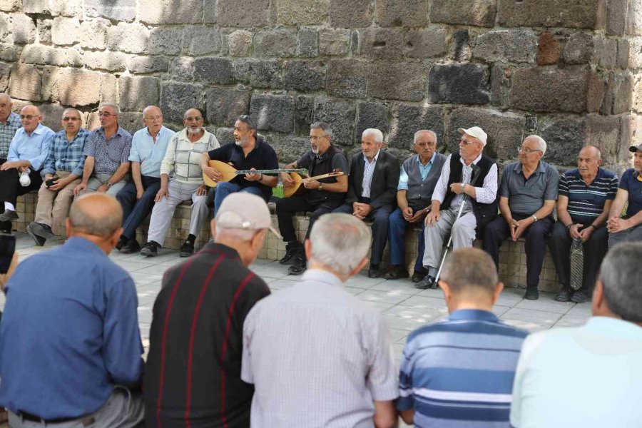 Yaşlılar Meydanda Konser Verdi, Vatandaşlar İlgiyle İzledi