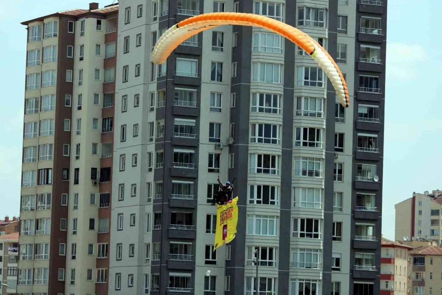 Kadına Şiddete ‘paraşütlü Farkındalık’