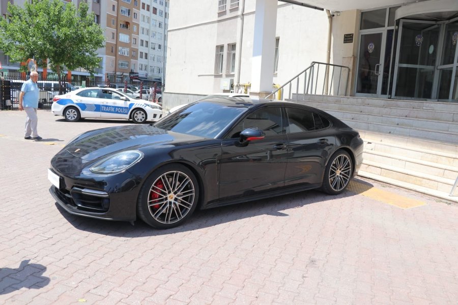 Kayseri Polisi Çalıntı Porsche Yakaladı