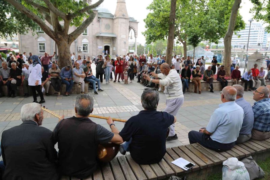 Yaşlılar Meydanda Konser Verdi, Vatandaşlar İlgiyle İzledi