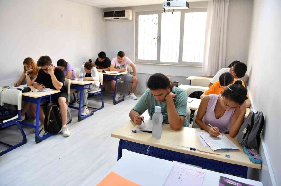 Konyaaltı Eğitimde Fırsat Eşitliği Oluşturuyor