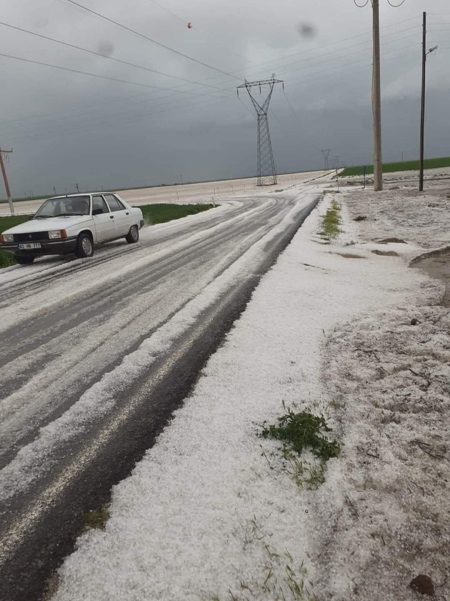 Ceviz Büyüklüğündeki Dolu Ekili Arazilere Zarar Verdi, Ağaçların Yapraklarını Döktü
