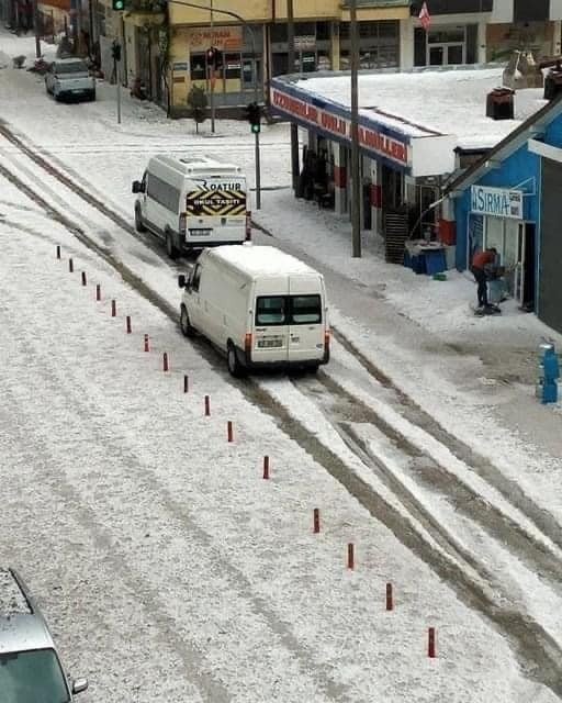Ceviz Büyüklüğündeki Dolu Ekili Arazilere Zarar Verdi, Ağaçların Yapraklarını Döktü