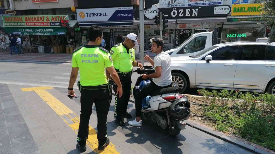 Ehliyetsiz Ve Kasksız Olarak Polise Yakalandı, "9 Aydır Aynı İşte Ehliyetsiz Çalışıyorum Cezalar Arka Arkaya Geldi" Dedi